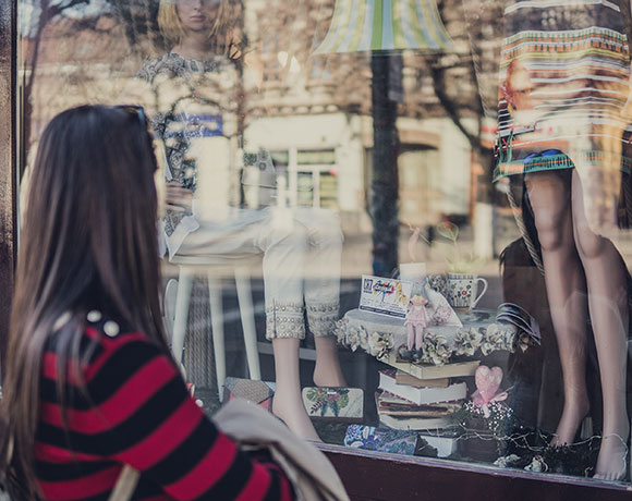 Junge Frau beim Fenster-Shoppen