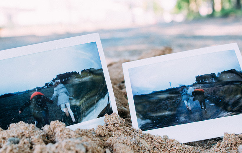 Polaroid mit zwei Menschen die eine Straße entlang rennen