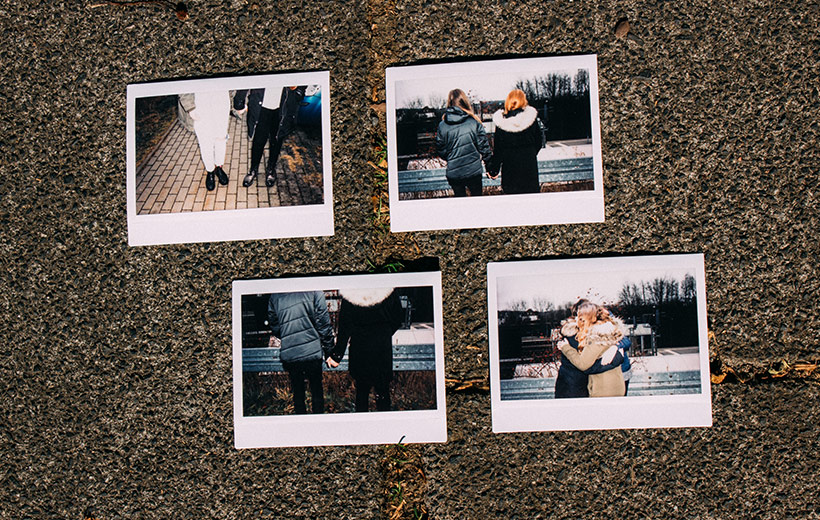 Polaroids auf dem Freunde zusammenstehen