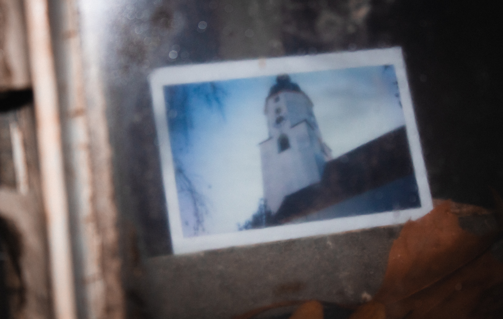 Das Bild zeigt ein Polaroid mit einer Kirche