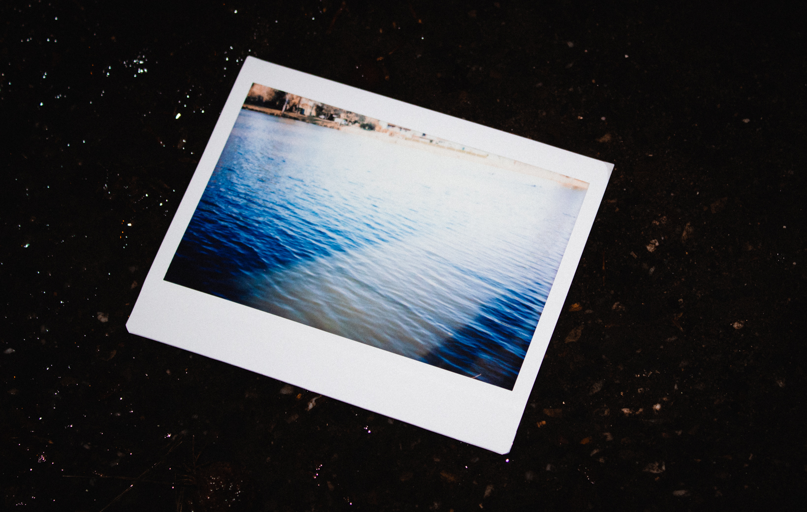 Das Bild zeigt ein Polaroid mti einem Fluss