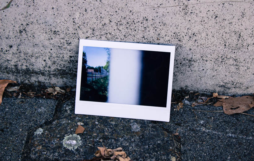 Bild zeigt ein Polaroid mit einer Wand