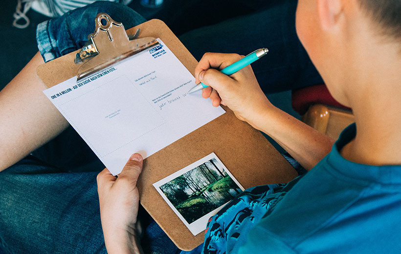 Präpi schreibt Erklärung zu seinem Polaroid