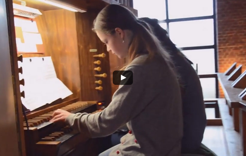 Elisa aus Burgau spielt Orgel