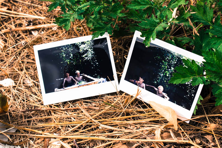 Polaroid zeigt Jungs im Pool