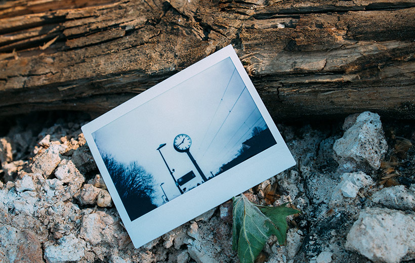 Polaroid zeigt eine Bahnhofsuhr