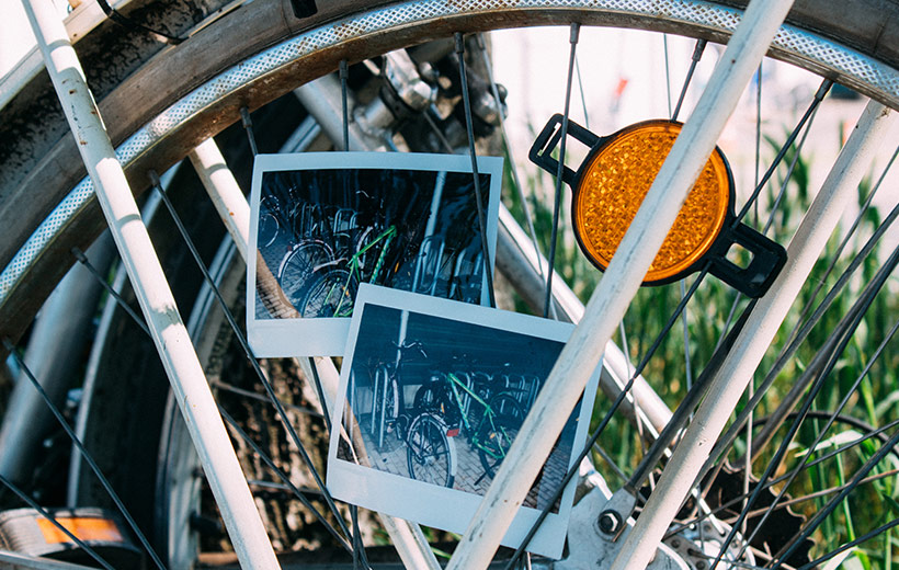 Polaroid auf dem zwei verschiedene Fahrräder zu sehen sind